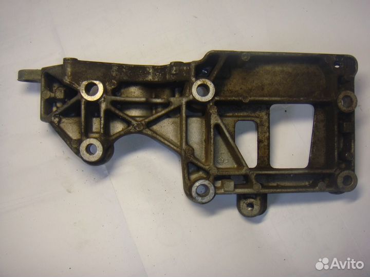 Кронштейн двигателя и генератора B6 2.0 BVY