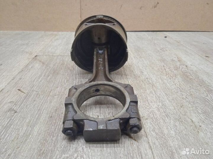 Поршень с шатуном Mitsubishi Pajero L141G 6G72