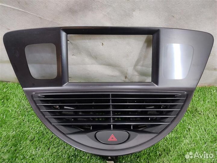 Рамка дисплея Subaru Tribeca WX 2006