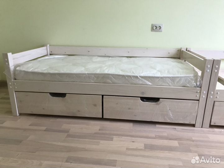 Кровать детская из натурального дерева