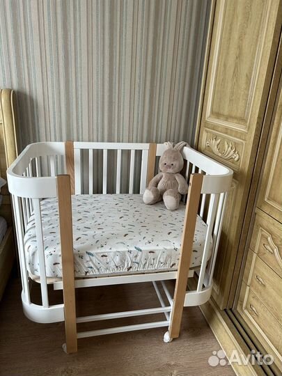 Детская кроватка с маятником