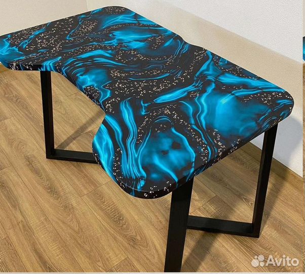 Компьютерный стол 'Euphoria Guy'