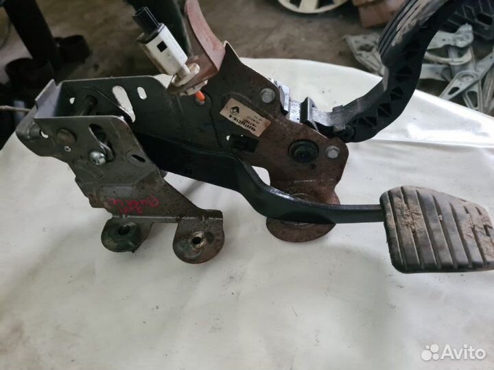 Педаль тормоза Renault Fluence седан M4R 2011