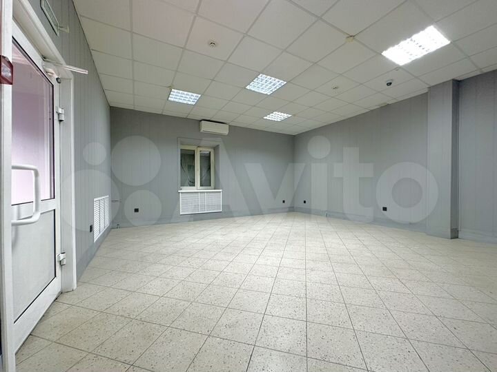 Первый этаж, три входа, 124 м²