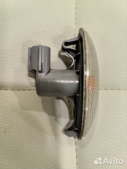 Повторитель поворотника для Toyota Auris E150