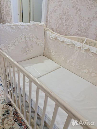 Детская кроватка с маятником