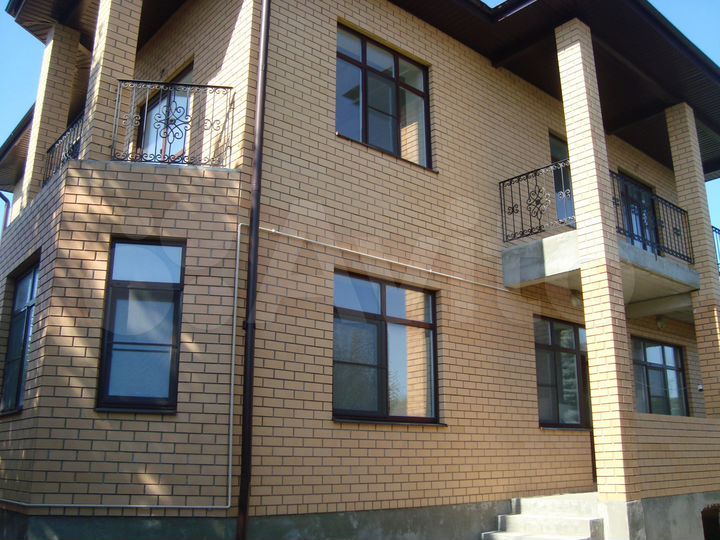 Коттедж 353 м² на участке 6 сот.