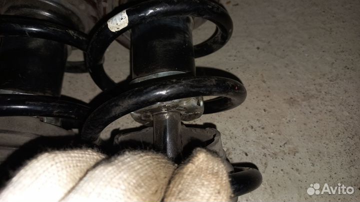 Стойка амортизатора toyota