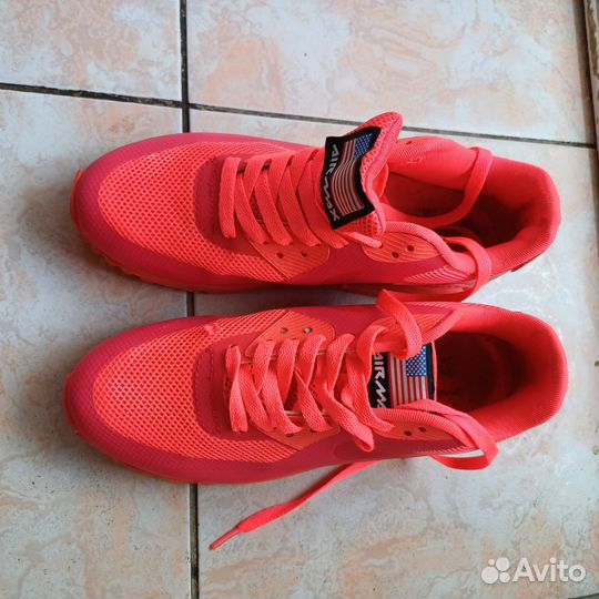 Кроссовки женские