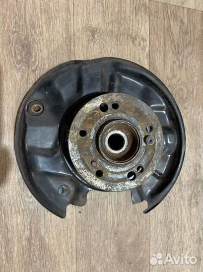 Кулак левый Mercedes-Benz E W124