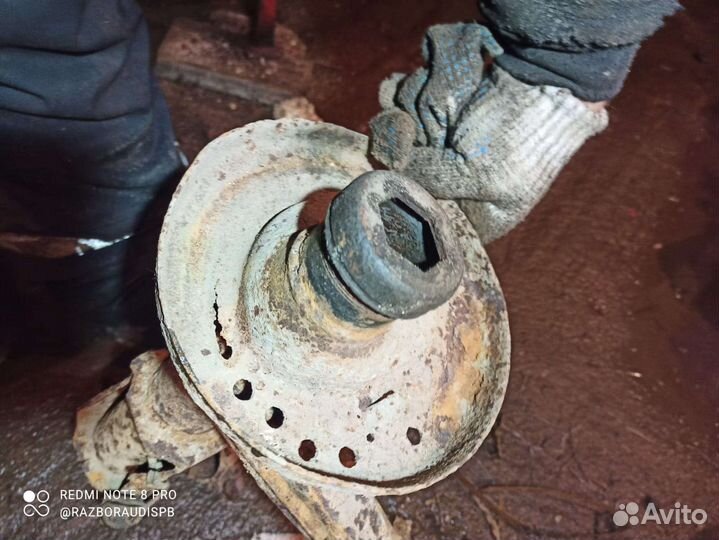 Передний левый поворотный кулак Audi 100C3