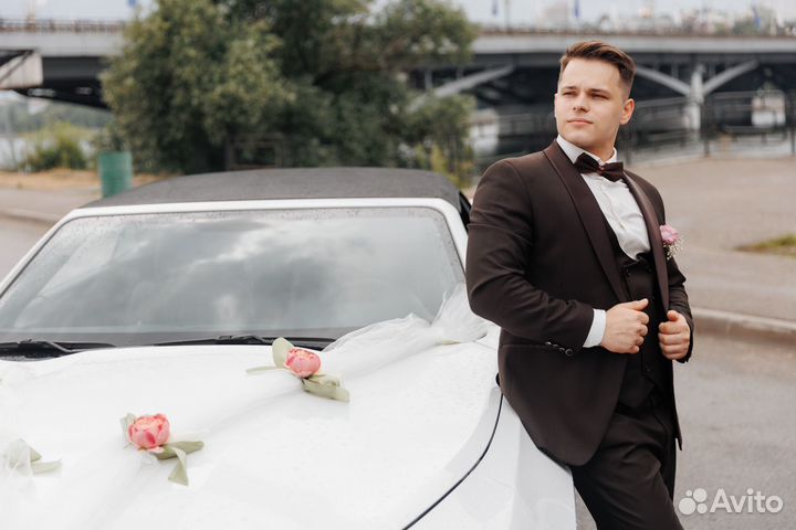 Мужской смокинг с бабочкой и туфлями