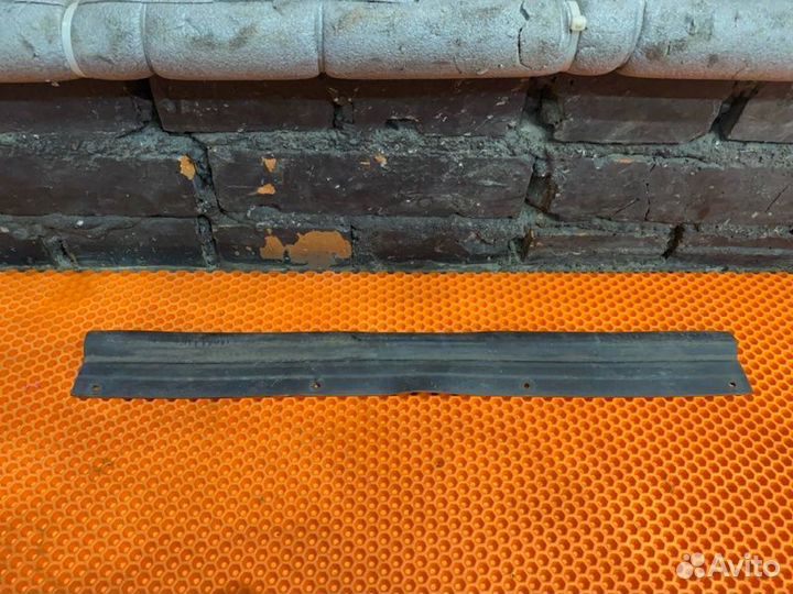 Уплотнительная резинка двери задняя правая Nissan