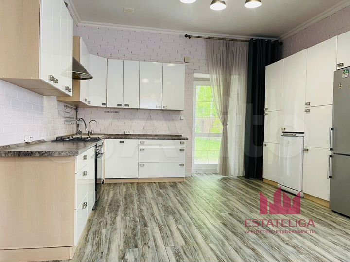 Коттедж 213 м² на участке 12 сот.