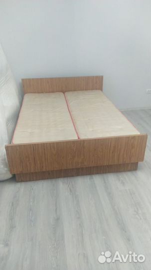 Кровать с матрасами