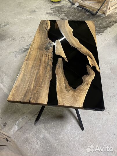 Стол из слэба и смолы