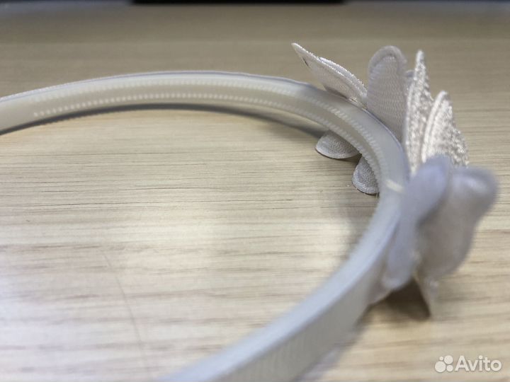 Ободок для волос белый с бабочками
