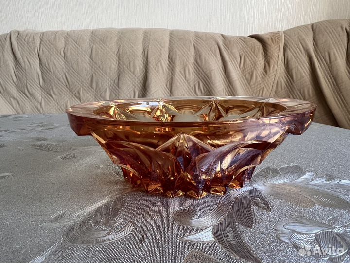 Конфетница с рельефным декором