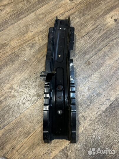 Toyota highlander 2 левая стойка рамки радиатора