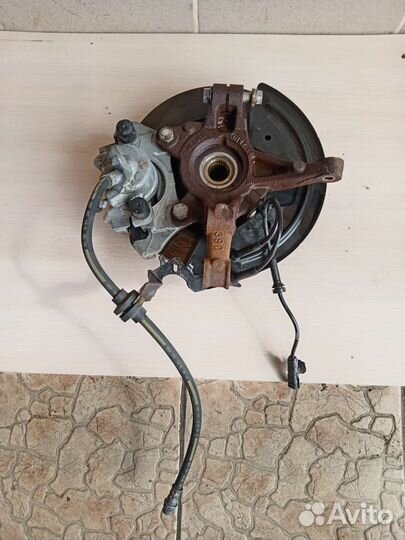 Поворотный кулак на рено сандеро 2 2014г левый