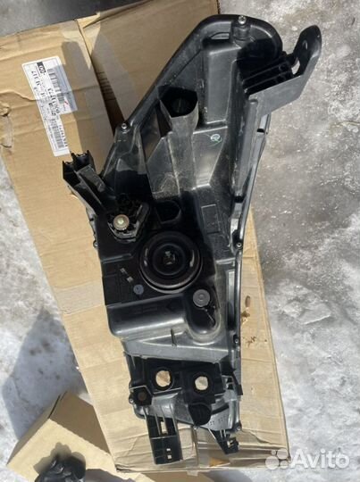 Фара левая L Hilux 2016