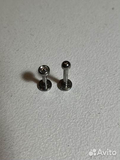 Пирсинг губы лабрет Монро