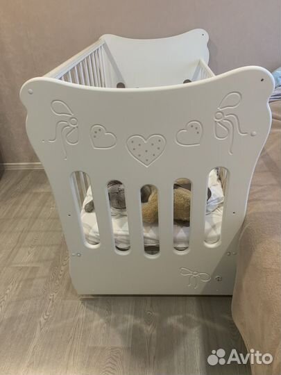 Детская кроватка с маятником и ящиком