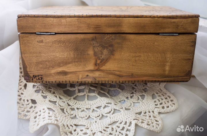 Большая старинная шкатулка