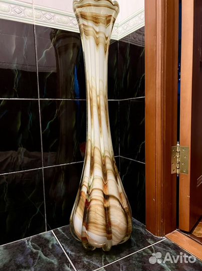 Напольная ваза, искусственные цветы