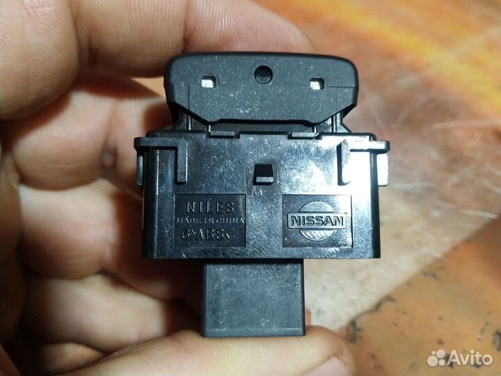 Кнопка включения противотуманных фар Nissan