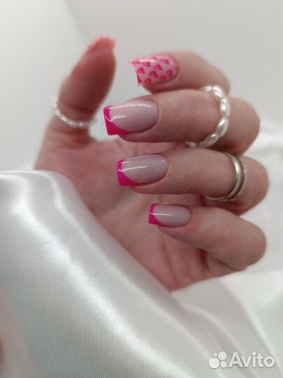 Маникюр, наращивание ресниц