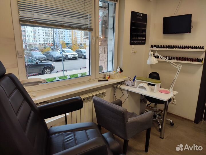 Мастер маникюра и педикюра в салоне