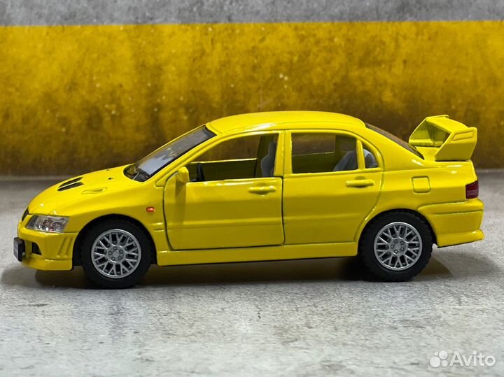 Моделька mitsubishi lancer evo 7 1/36 kinsmart