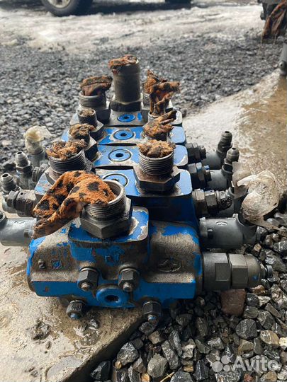 Гидрораспределитель на экскаватор