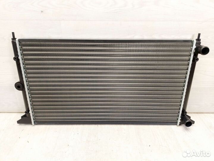 Радиатор охлаждения Volkswagen Sharan