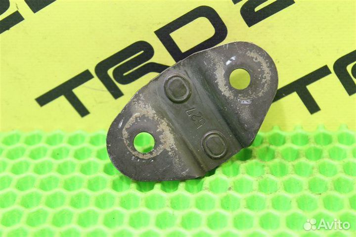 Петля замка багажника задняя Mazda Bongo SK82MN