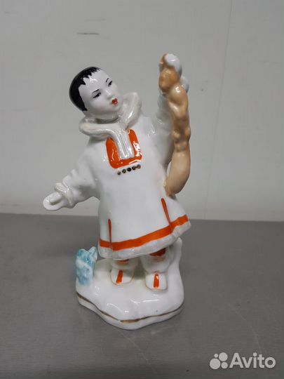 Фарфоровая статуэтка 