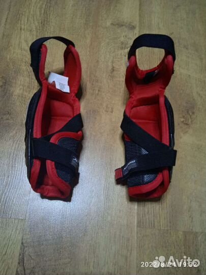 Комплект хоккейной формы(щитки+налокотники)