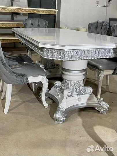 Стол и стулья