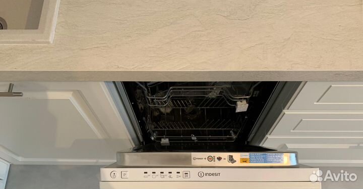 Угловая кухня под потолок на заказ