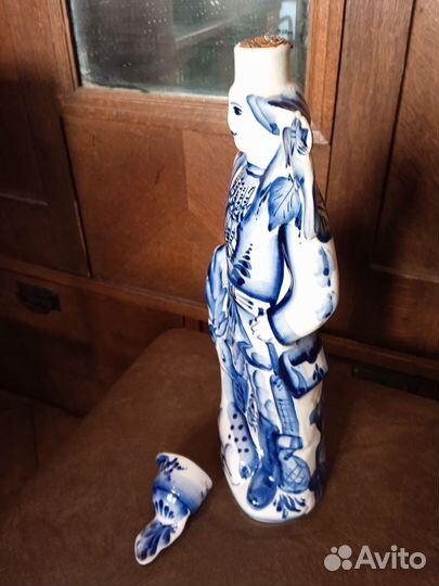 Гжель, фарфор : штоф Охотник