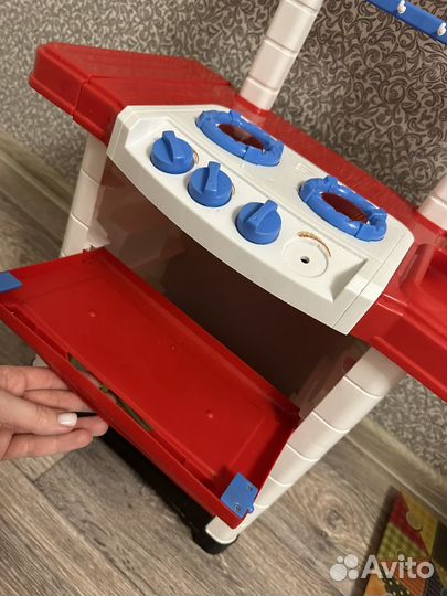 Детская кухня с посудой