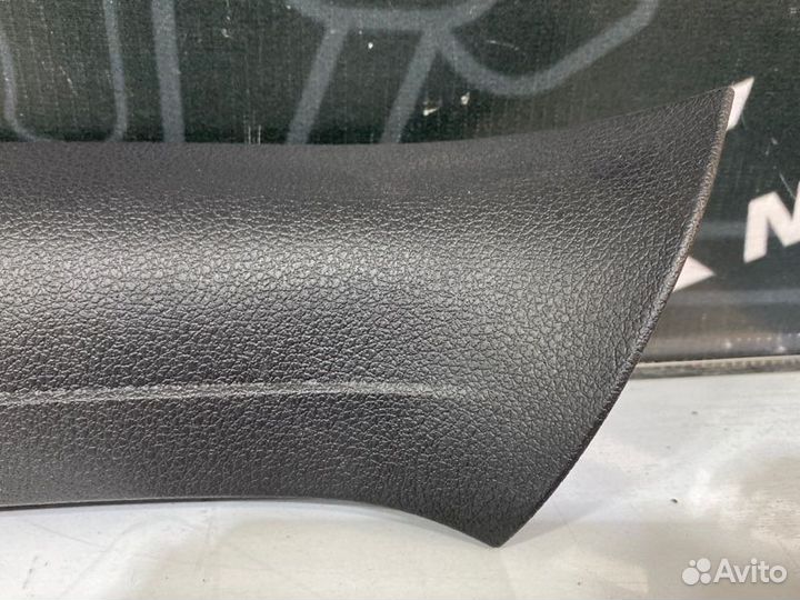 Обшивка крышки багажника задняя правая Audi Q7 4L