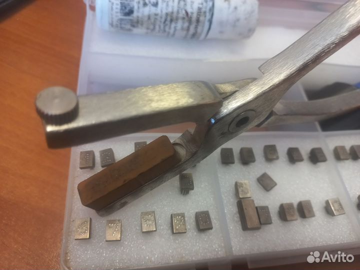 Клейматор для клеймения кроликов, собак