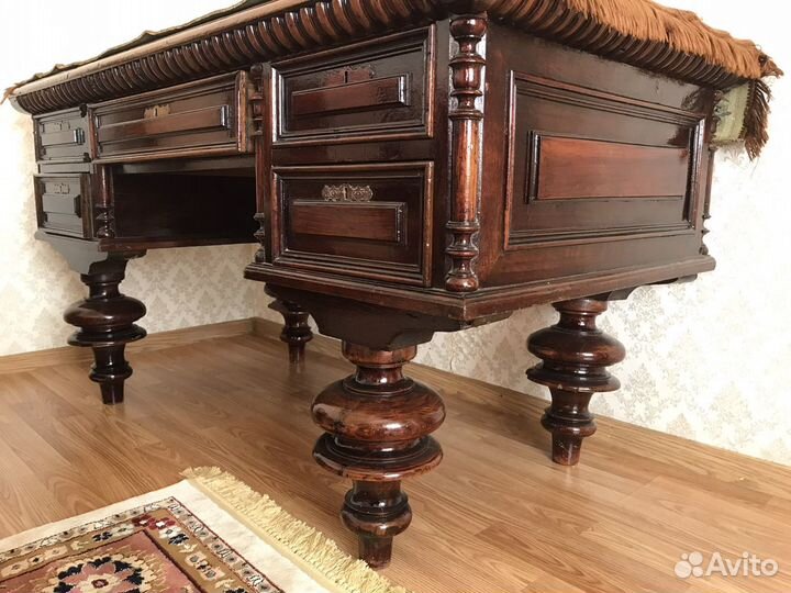 Антикварный стол