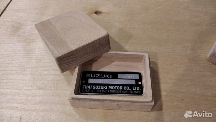 Изготовление шильдиков и вин наклеек