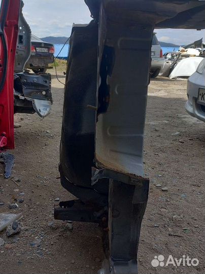 Тазик багажника prius zvw30