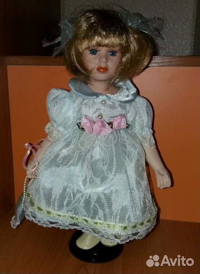 Кукла фарфоровая