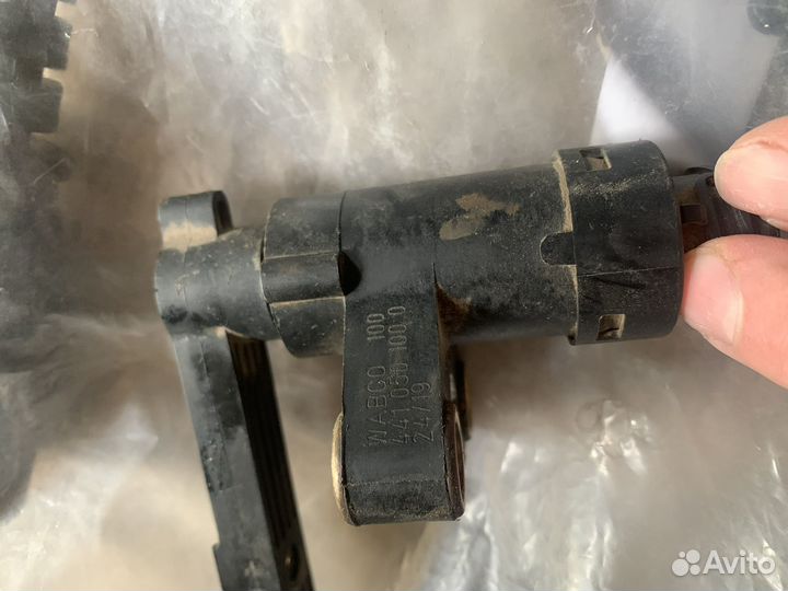 Кран уровня пола полуприцепа