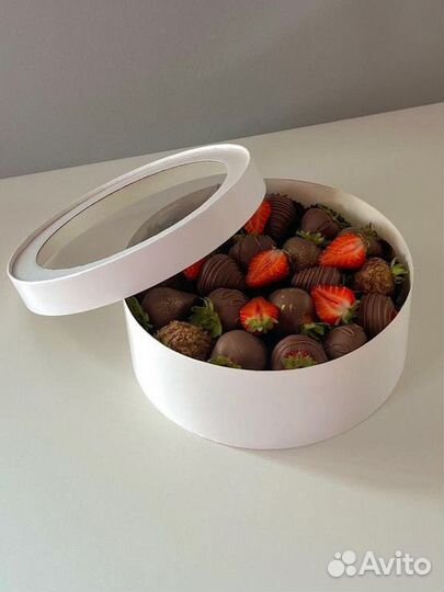 Клубника в шоколаде, финики и ягоды в шоколаде